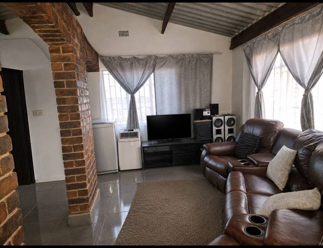 2 BEDROOM HOUSE FOR SALE IN STRETFORD